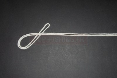 Rabattez l\'extrémité de la double ligne sur elle-même une première fois. La taille de la boucle qui se forme correspondra à la boucle définitive.   * A ce stade, tenez la boucle en place en pinçant le début du nœud entre deux doigts.