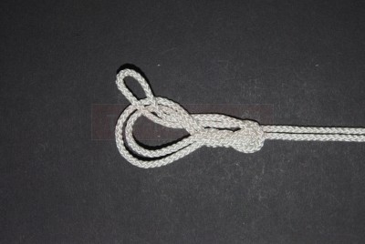 Rabattez le bout vers la boucle ainsi formée 