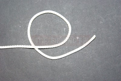 En faisant passer le brin par-dessous la ligne. Maintenez cette boucle en place.