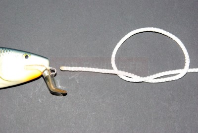 dans laquelle vous repassez le fil (Nœud simple). Prenez soin de laisser entre 10 et 20 cm de brin libre (selon l\'épaisseur du bas de ligne).