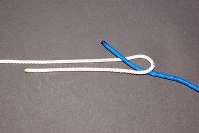 Formez une boucle avec le fluorocarbone sur 5/7 cm