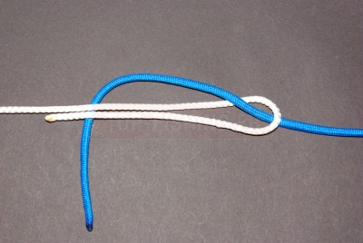 Passez la tresse dans la boucle ainsi formée. Prévoyez 15 à 20 cm de tresse ( selon le diamètre du fluorocarbone et le nombre de tours que vous allez effectuer).