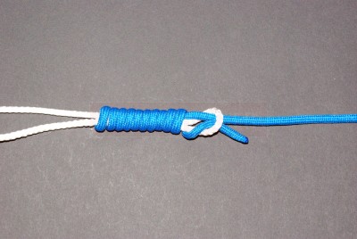Faites passer le brin dans la petite boucle (Veillez à ce qu\'il passe du même coté que l\'autre brin de tresse)