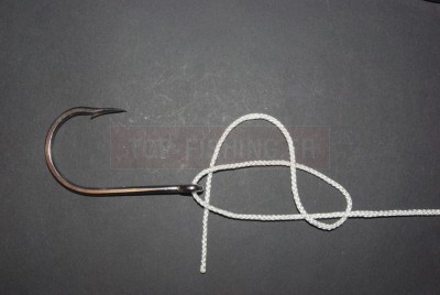 Passez le brin libre par-dessous la boucle.