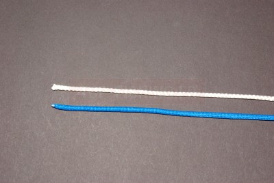 Placer les deux brins parallèlement et dans le même sens
