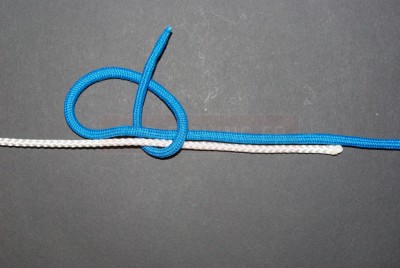 Puis faites passer le brin libre autour de l\'autre fil.