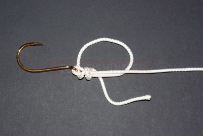 Effectuez des spires jointives autour de la ligne et de la partie basse de la boucle. Ces tours passent en fait dans la boucle successivement.