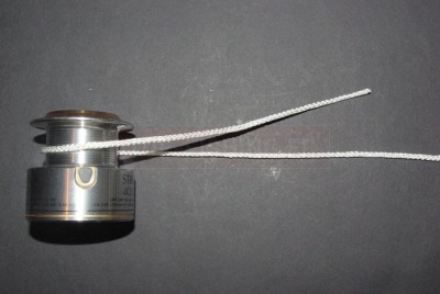 Passez votre fil autour de la bobine.   *N\'oubliez pas d\'ouvrir votre pickup pour pouvoir embobiner!