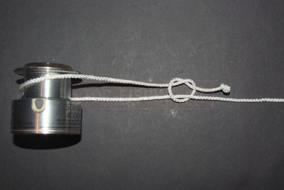 Effectuez à nouveau un nœud simple mais qui cette fois vient enserrer la ligne mère.