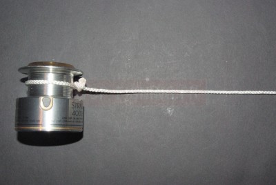 Vous n\'avez plus qu\'a serrer cette boucle autour de la bobine.  * Astuce: Pour que la boucle soit bien serrée, plaquez le fil sur la bobine avec un doigt tout en serrant.