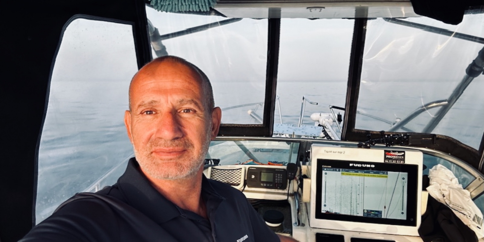 Philippe Maréchal avec son sondeur Furuno et son moteur électrique Minn Kota