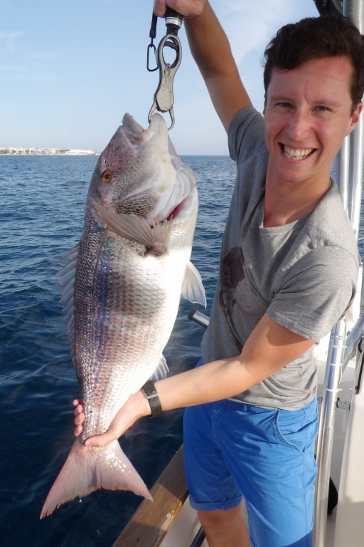 Ce stagiaire du guide Fabien Harbers est heureux d'avoir pris ce magnifique denti au downrigger !