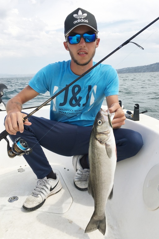 Bar pris avec un petit jerkbait Ryuki Duo en prospectant des fonds de 2 m
