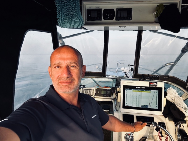 Philippe Maréchal avec son sondeur Furuno et son moteur électrique Minn Kota