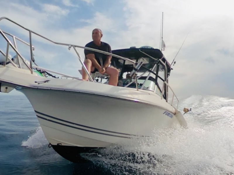 Philippe Maréchal sur son bateau avec un moteur électrique Minn Kota Ulterra