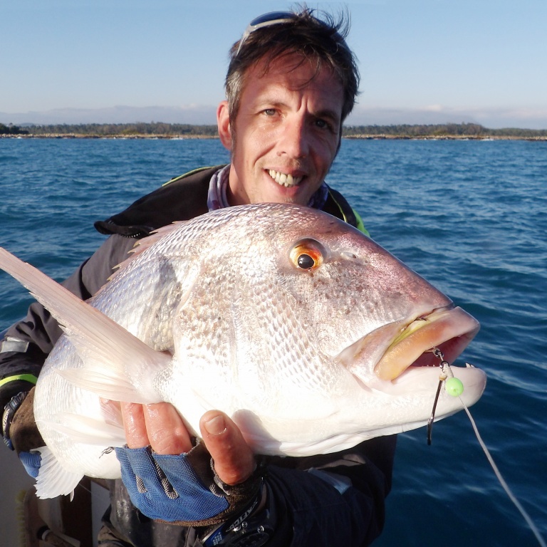 Le moniteur guide de pêche Fabien Harbers avec un beau denti pris au downrigger avec le montage Snapper Adjustable Hayabusa