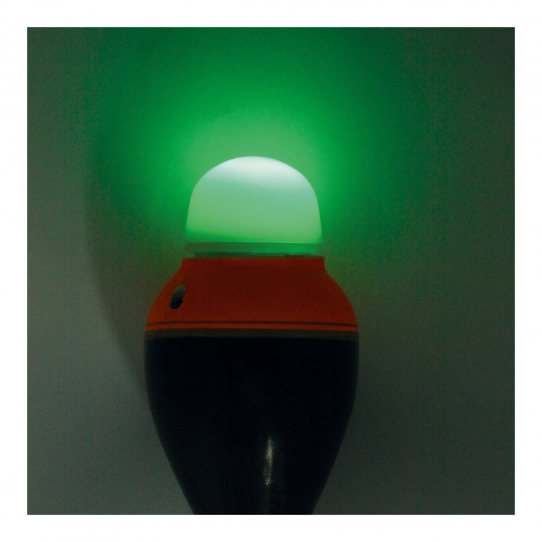 Le Flotteur électrique Cemoi Flashmer a 2 lumières (verte ou rouge) selon le sens d’insertion de la pile.