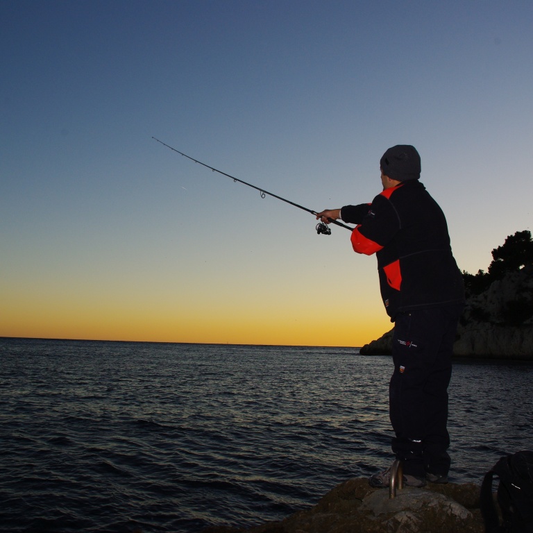 En shore jigging, le sabre sera recherché de promontoires rocheux au crépuscule ou la nuit.