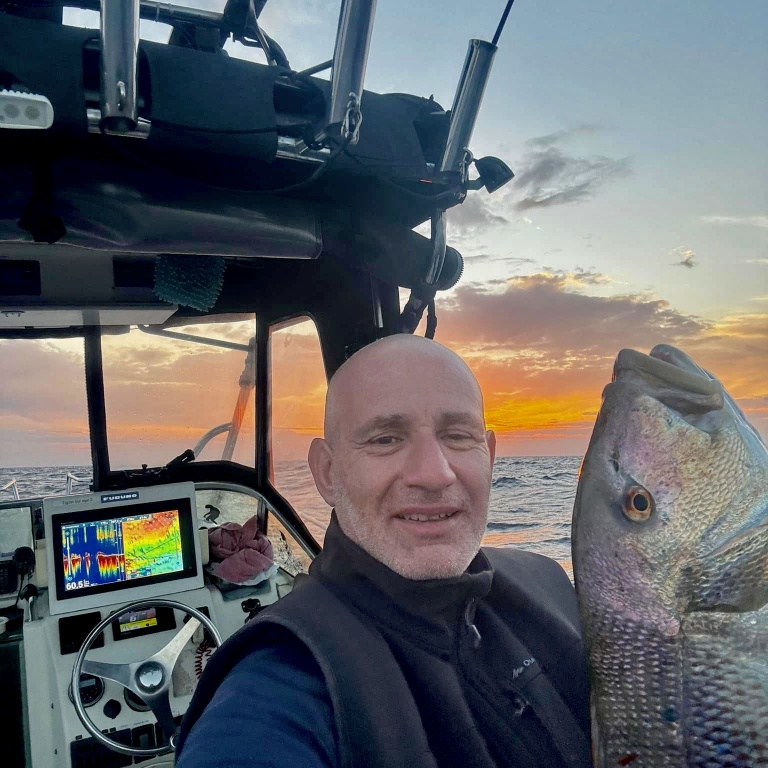 Philippe Maréchal sur son bateau avec un denti