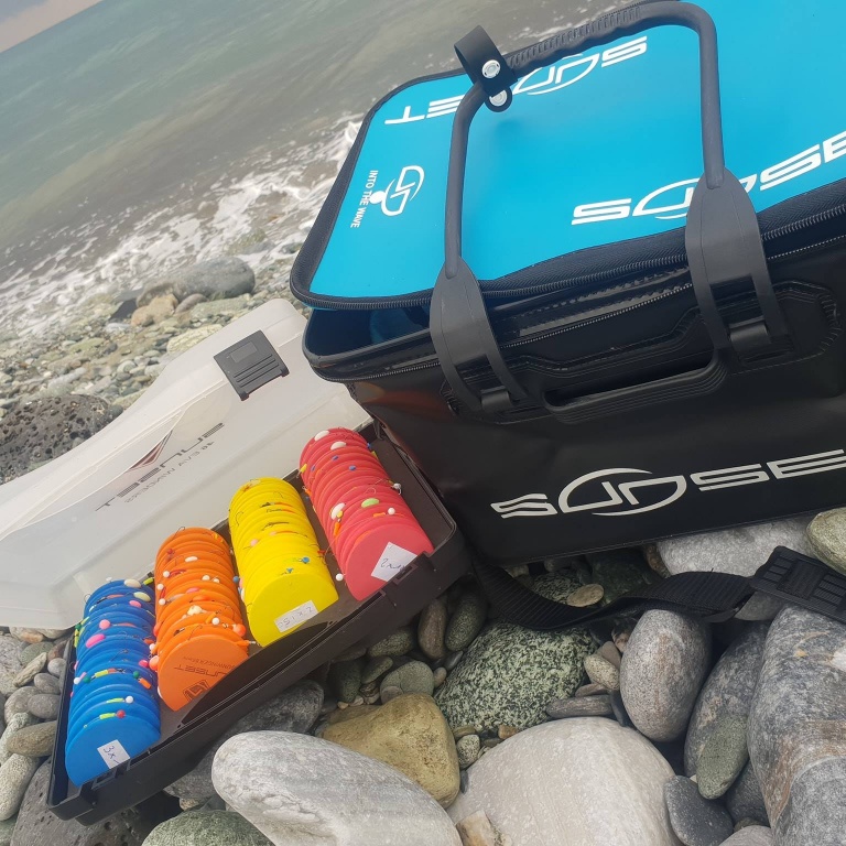 Spécialisée dans les pêches en mer aux appâts naturels en bateau, du bord et en surf-casting,