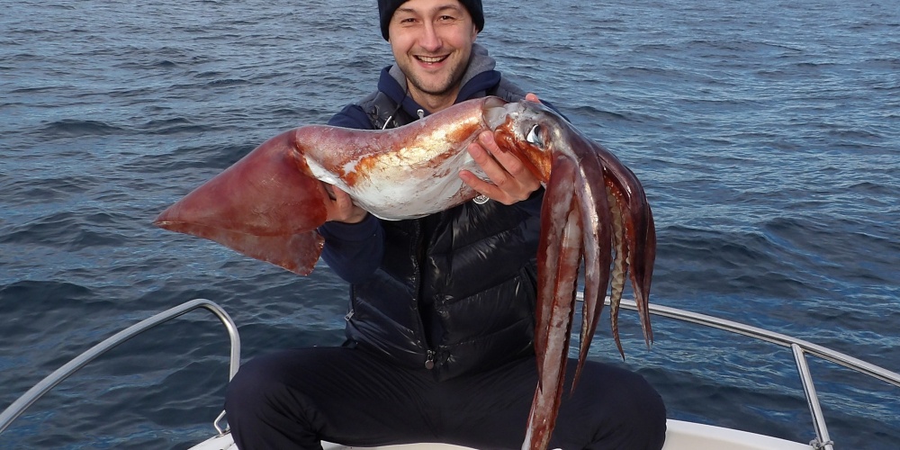 2-calamar-rouge-7kg-stagiaires-.jpg Ce calamar rouge de 7 kg pris par un des stagiaires du guide de pêche Fabien Harbers montre combien ces céphalopodes peuvent devenir gros !