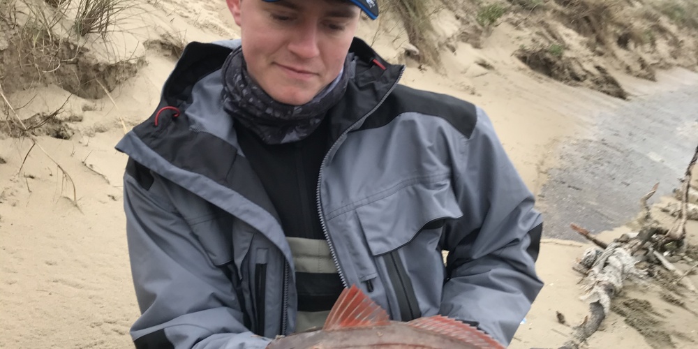 34-louis-cache-team-flashmer-magnifique-grondin.jpeg Louis Cache du team Flashmer avec un magnifique grondin perlon pêché au tenya Explorer Shallow Explorer Tackle !