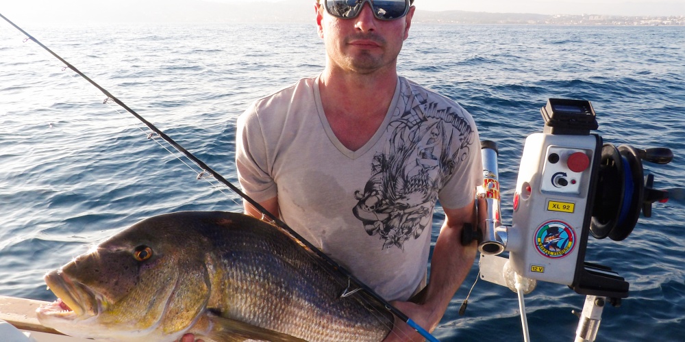 4bis-enorme-denti-9-kg-preuve-efficacite-downrigger-kristal-fishing.jpg Cet énorme denti de 9 kg est la preuve de l’efficacité du downrigger Kristal Fishing !