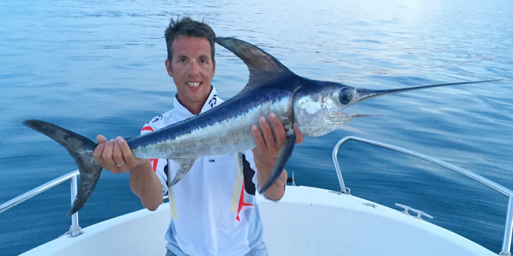 comment-pecher-l-espadon-1.jpg Petit espadon pris au vif par Fabien Harbers. Poisson relâché juste après la photo